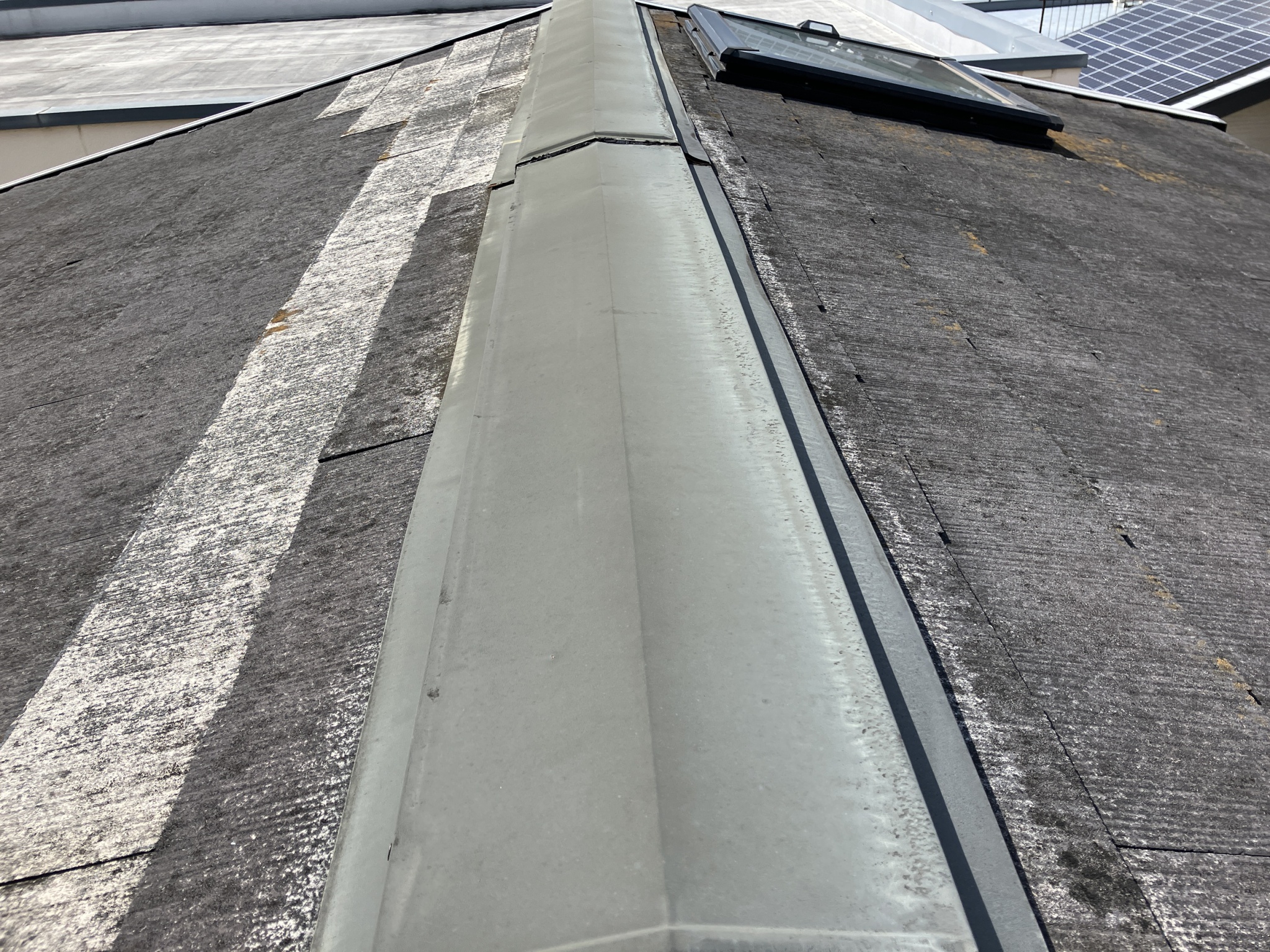 スレート屋根の棟板金